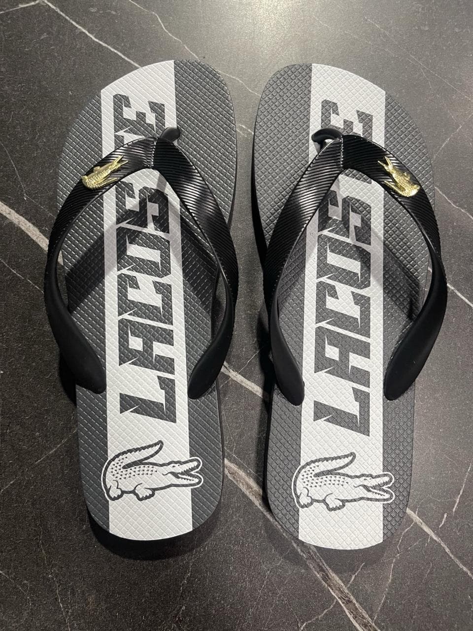 Chinelo Lacoste (Emblema Dourado)